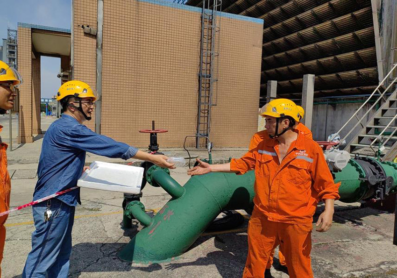 高溫慰問(wèn)送清涼 情系一線暖人心——弘旭公司黨委開展現(xiàn)場(chǎng)送清涼活動(dòng)(圖2) 高溫慰問(wèn)送清涼 情系一線暖人心——弘旭公司黨委開展現(xiàn)場(chǎng)送清涼活動(dòng)(圖2)