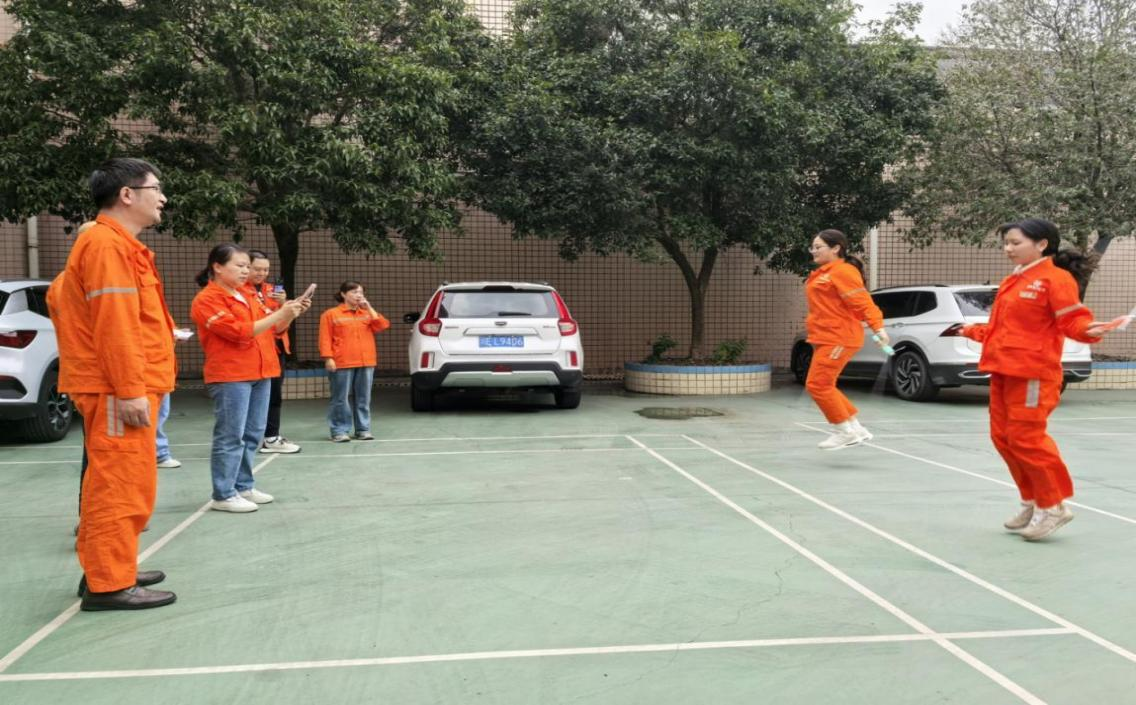 光芒四射，繩彩飛揚(yáng) ——弘旭公司工會(huì)開(kāi)展秋季跳繩活動(dòng)(圖1)
