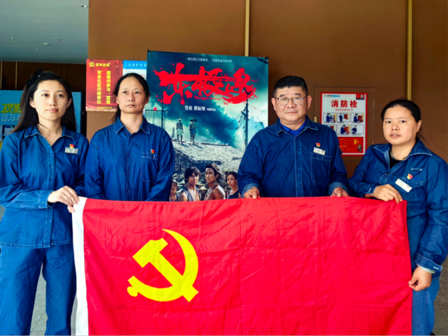 觀看《東極島》厚植愛國情懷(圖1) 觀看《東極島》厚植愛國情懷(圖1)