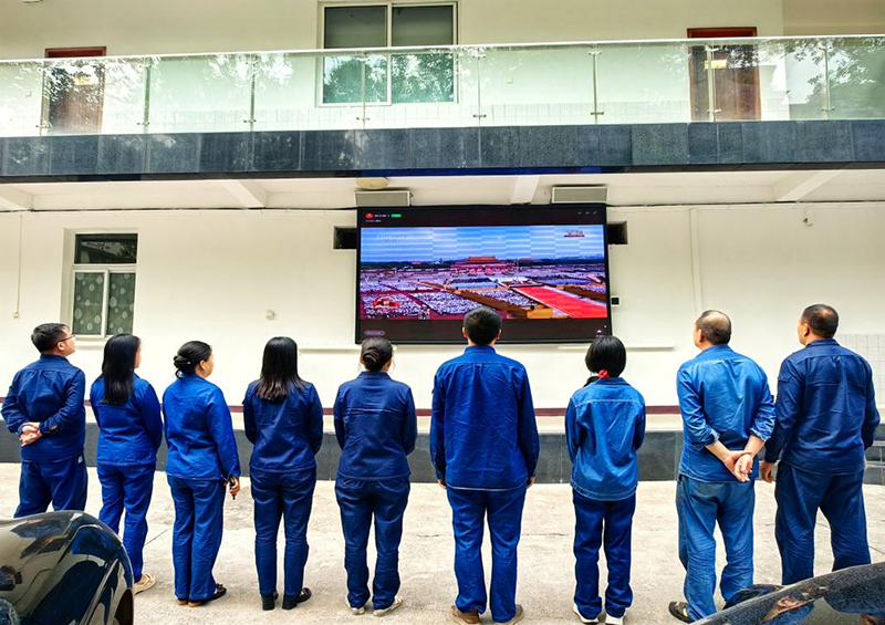  弘旭公司組織觀看九三閱兵式，激發(fā)愛國熱情(圖2)