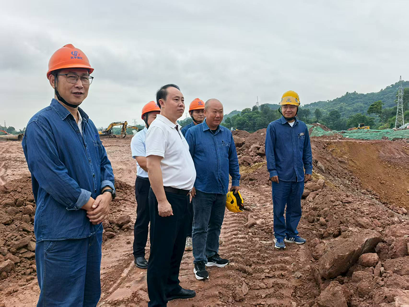 廖廷君到弘旭公司箱涵項(xiàng)目部現(xiàn)場(chǎng)調(diào)研指導(dǎo)工作(圖1) 廖廷君到弘旭公司箱涵項(xiàng)目部現(xiàn)場(chǎng)調(diào)研指導(dǎo)工作(圖1)