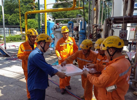 高溫慰問(wèn)送清涼 情系一線暖人心——弘旭公司黨委開(kāi)展現(xiàn)場(chǎng)送清涼活動(dòng)